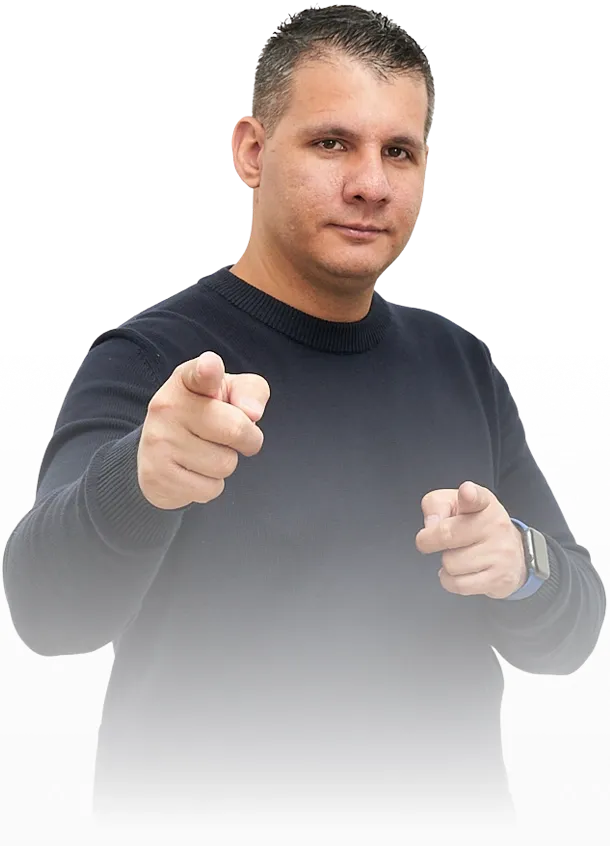 Daniel señalando