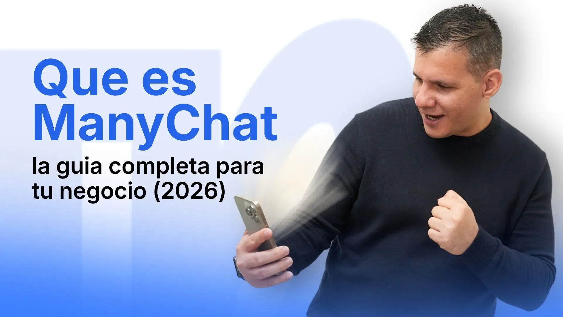 Hombre sonriendo mira su teléfono junto al título Qué es ManyChat de Automatichat